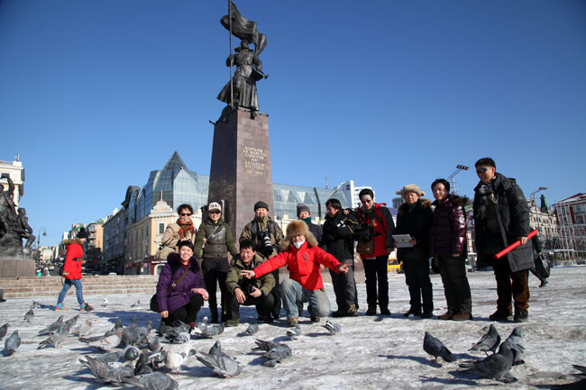 2014年导师于志学率冰雪画派在俄罗斯符拉迪沃斯托克写生（前排右1为作者）IMG_1372.JPG