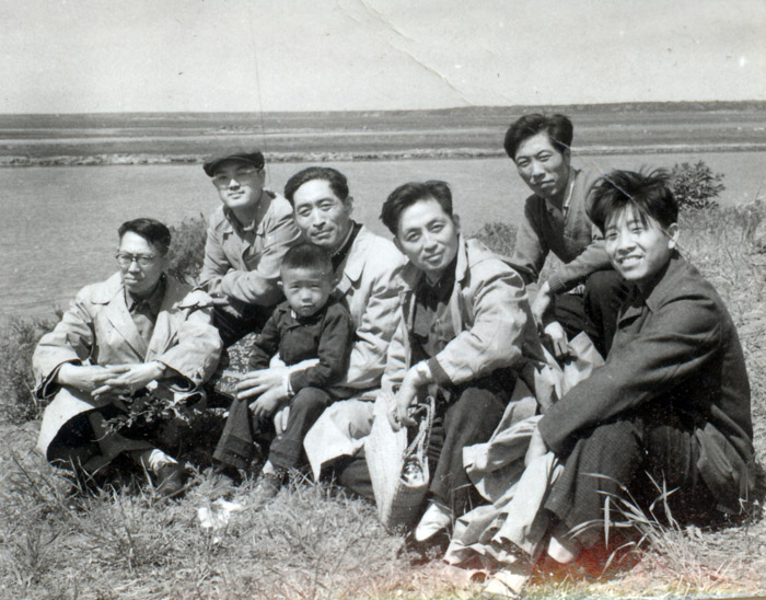 3-3--1962年于志学和黑龙江人民出版社的同事 （自左至右 牛山、王纯信、王仙圃、由甲申、于海江、于志学）Scan10002.jpg