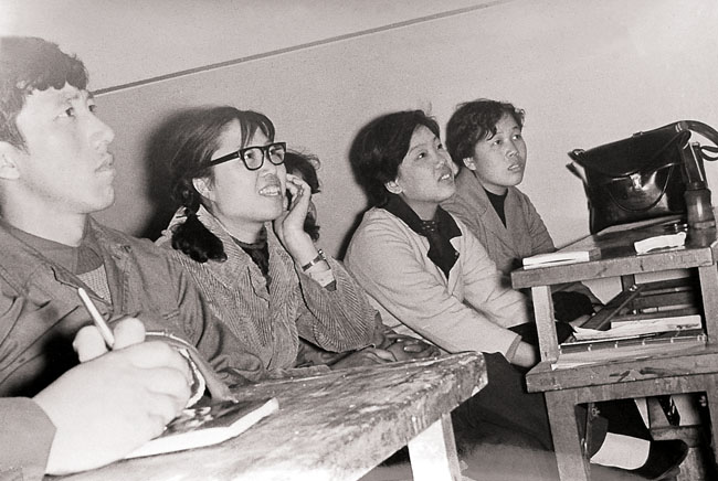 1985年冰雪画培训班学员在听课.jpg
