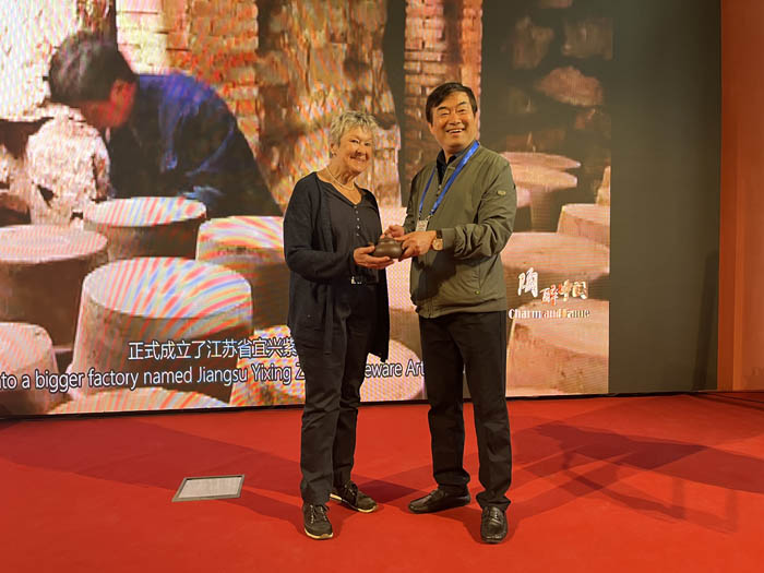 8徐建荣厂长赠苏珊娜.库尔茨原副议长紫砂壶.jpg 8徐建荣厂长赠苏珊娜.库尔茨原副议长紫砂壶.jpg
