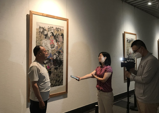 接受电视台采访.jpg 接受电视台采访.jpg