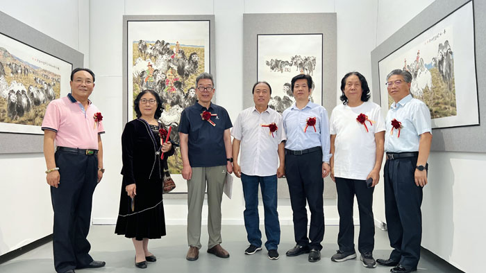 参展画家和领导一起合影.jpg 参展画家和领导一起合影.jpg